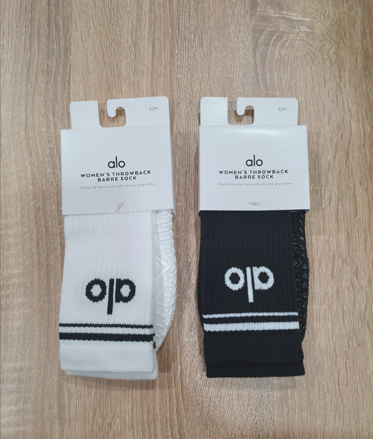 Kaus Kaki Barre Throwback Wanita Alo Yoga M/L - Hitam/Putih