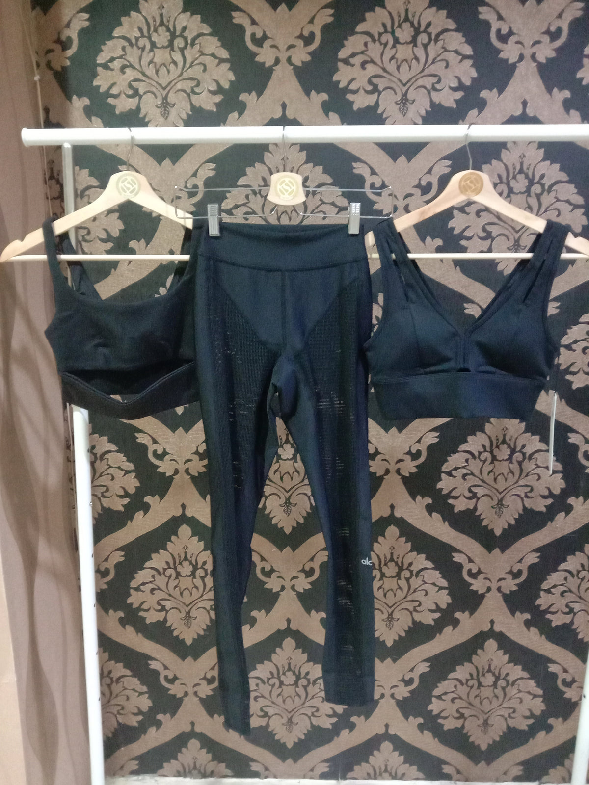 Alo Yoga SMALL Slit Bra - Black