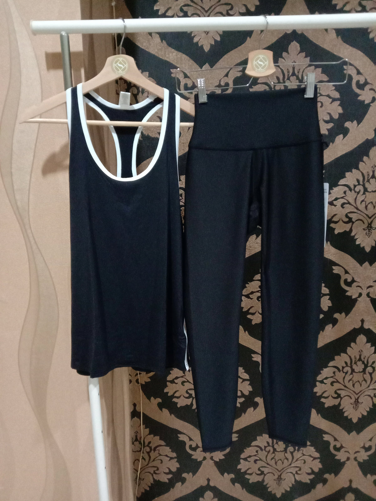Tangki Alo Yoga XS Ivy League - Hitam/Putih