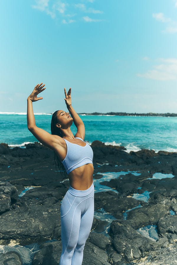 Alo Yoga Alosoft Heart Throb Bra - Seashell Blue/White