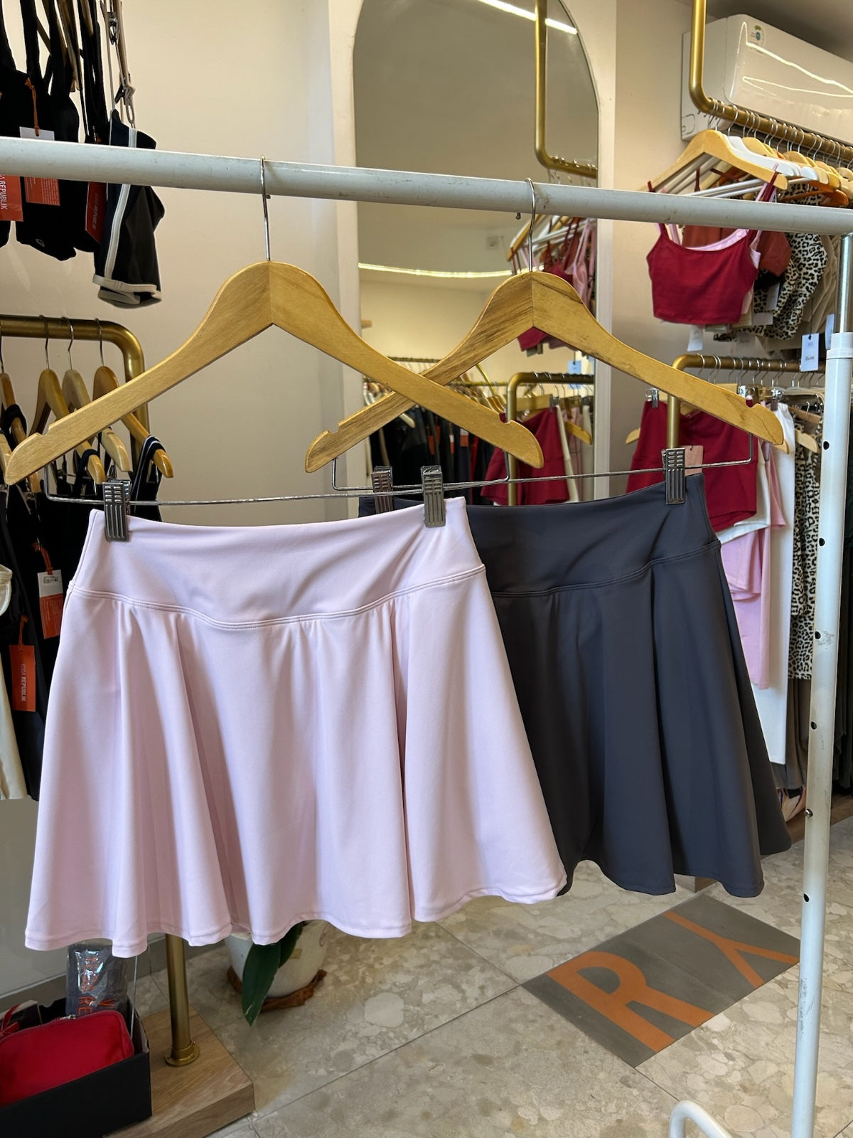 Rok Tenis Aces KECIL Alo Yoga - Limun Stroberi