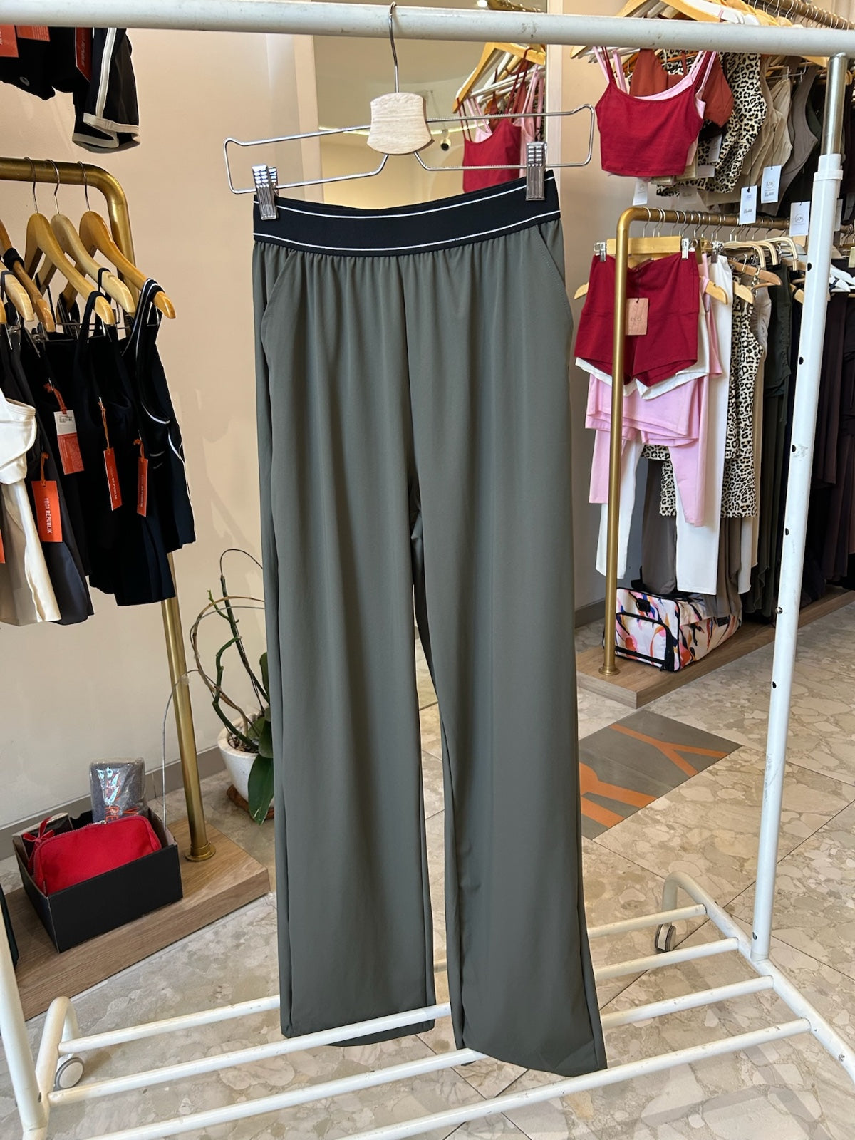 Rok Tenis Aces KECIL Alo Yoga - Limun Stroberi