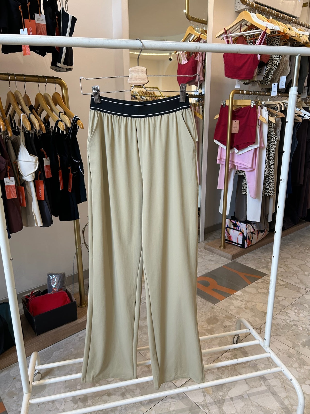 Rok Tenis Aces KECIL Alo Yoga - Limun Stroberi