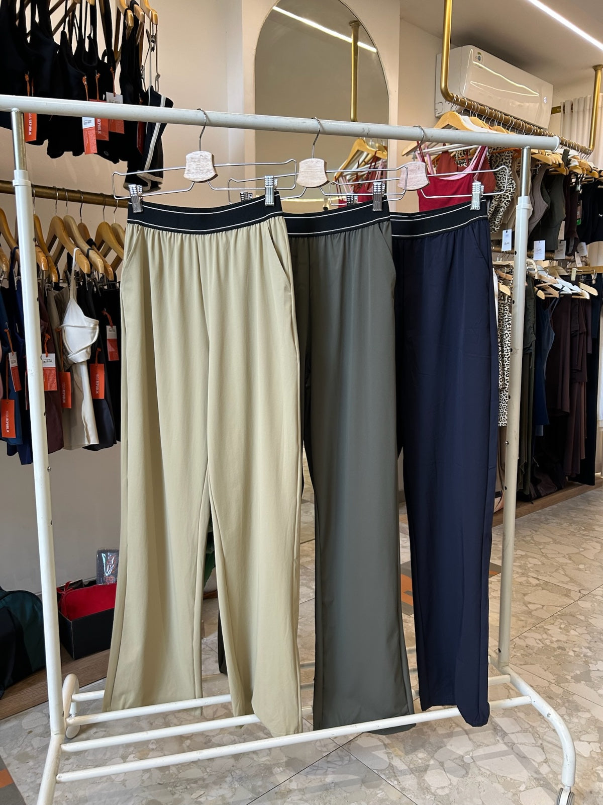 Rok Tenis Aces KECIL Alo Yoga - Limun Stroberi