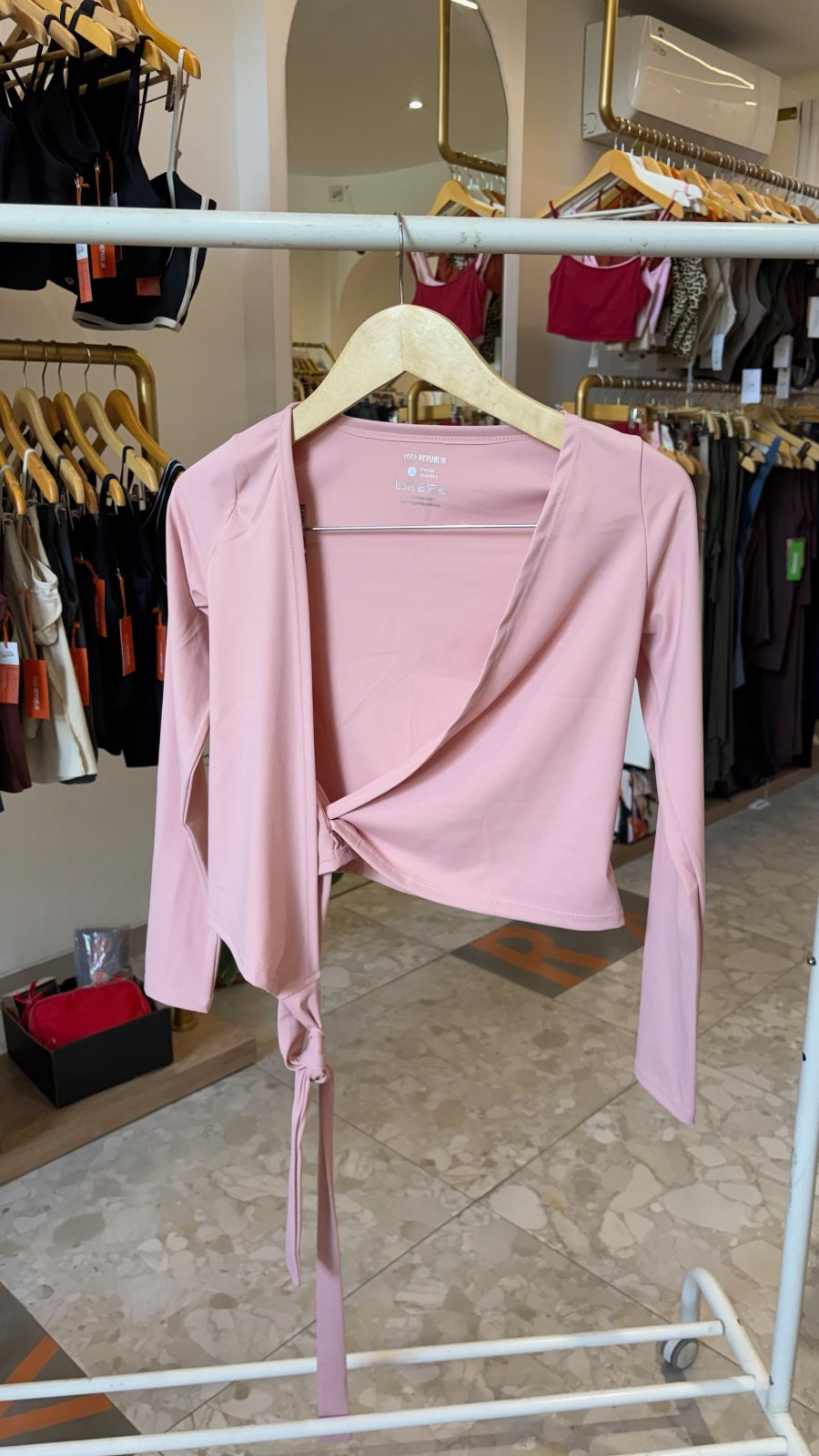 Alo Yoga XS Gather Lengan Panjang - Hitam