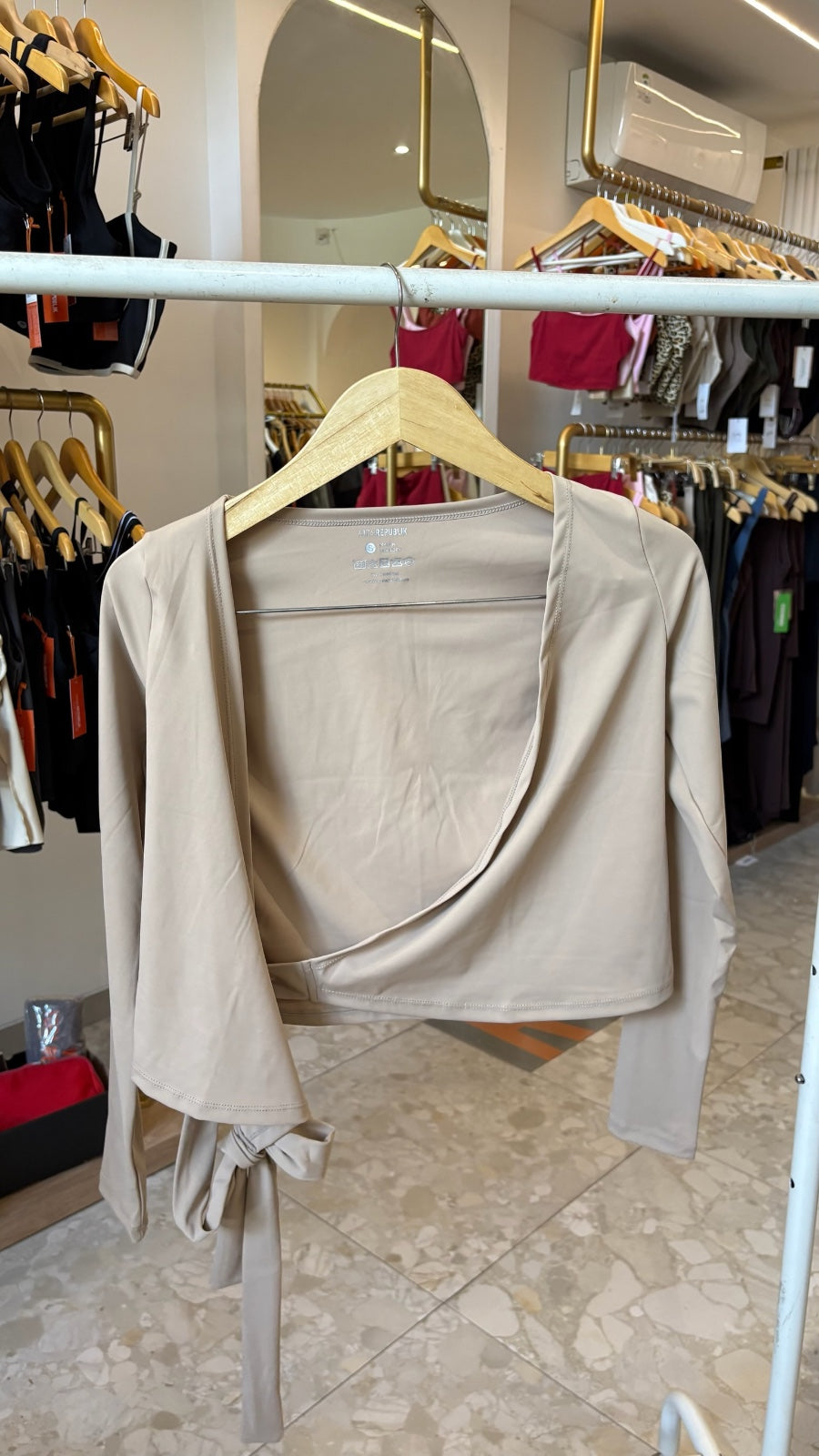 Alo Yoga XS Gather Lengan Panjang - Hitam