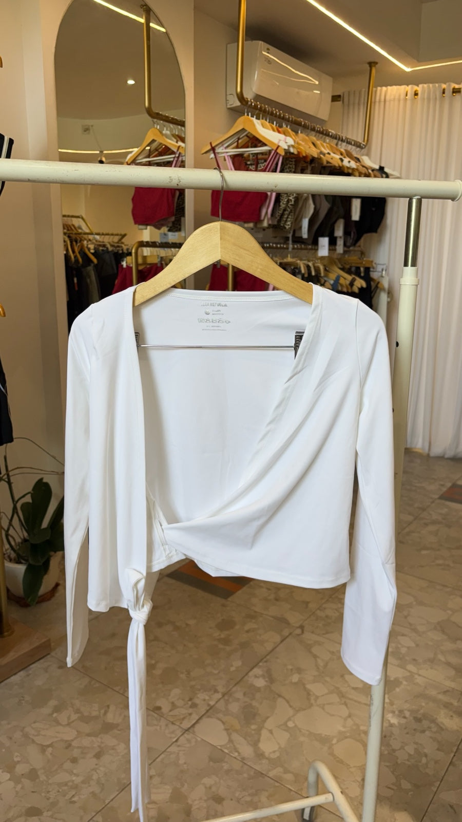 Alo Yoga XS Gather Lengan Panjang - Hitam