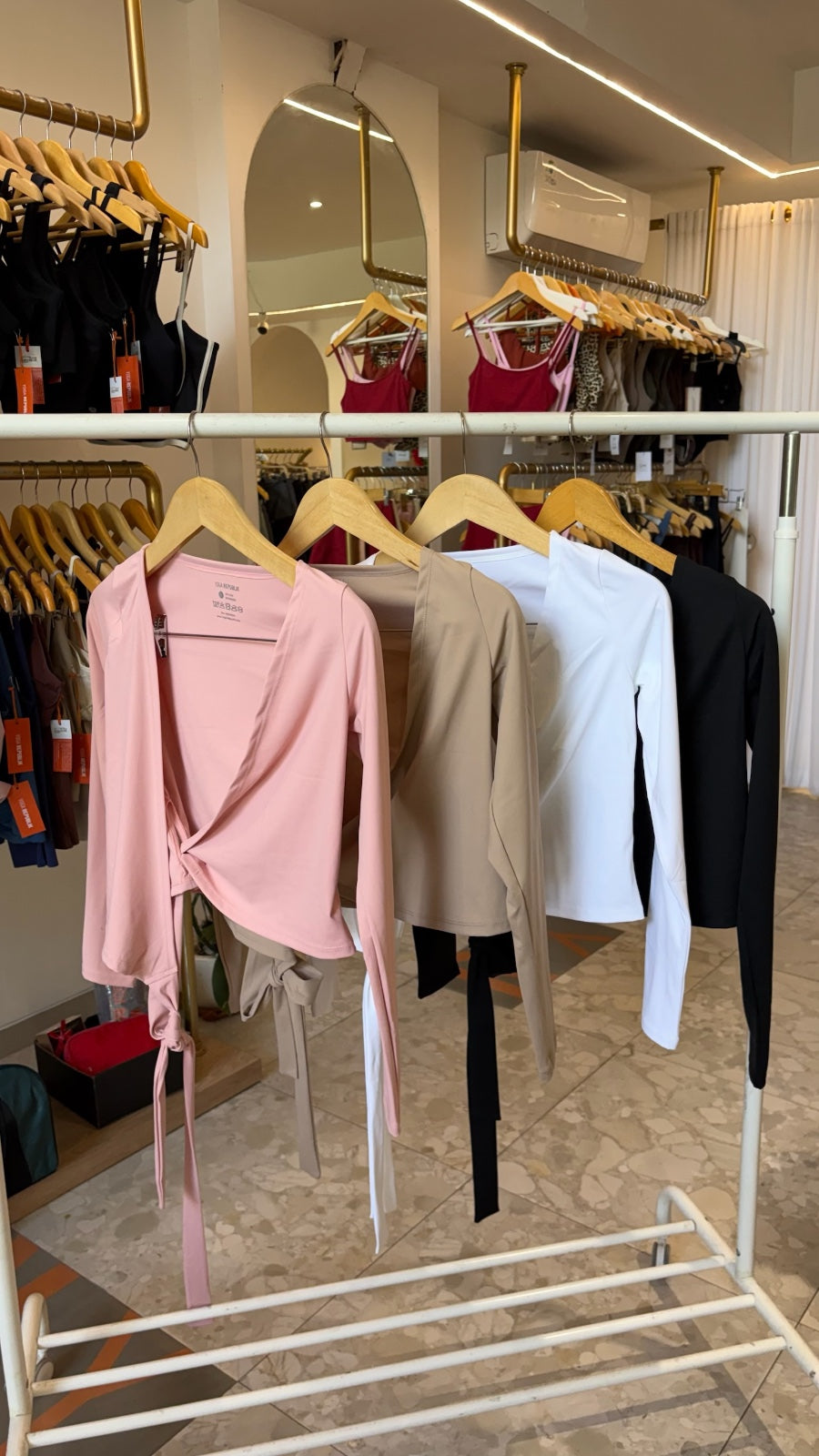 Alo Yoga XS Gather Lengan Panjang - Hitam