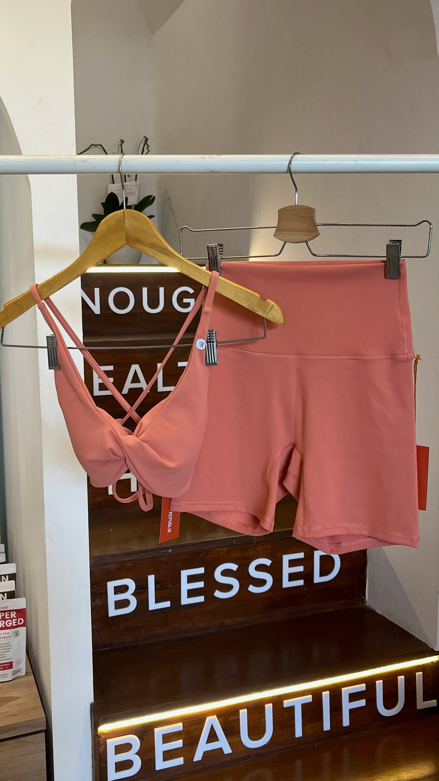 Rok Tenis Aces KECIL Alo Yoga - Limun Stroberi