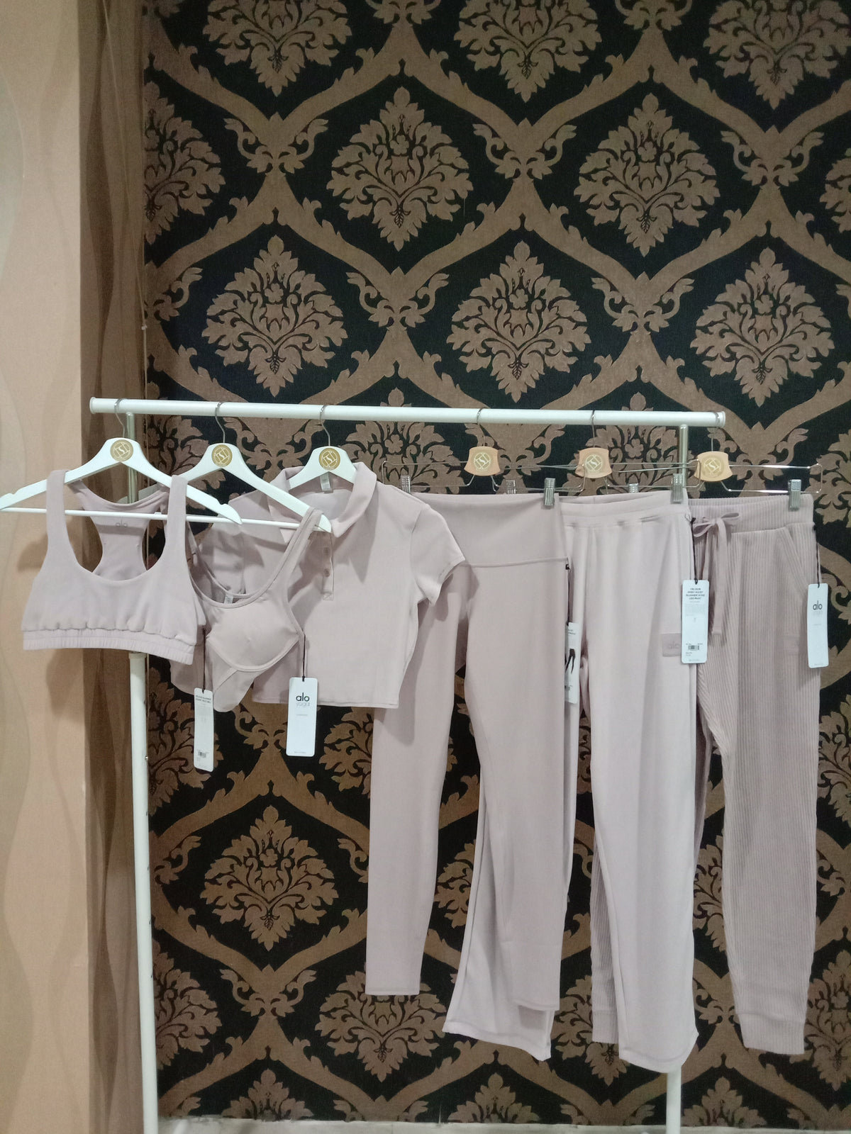 Alo Yoga SMALL Velour Glimmer Scoop Neck Bra - Dusty Pink