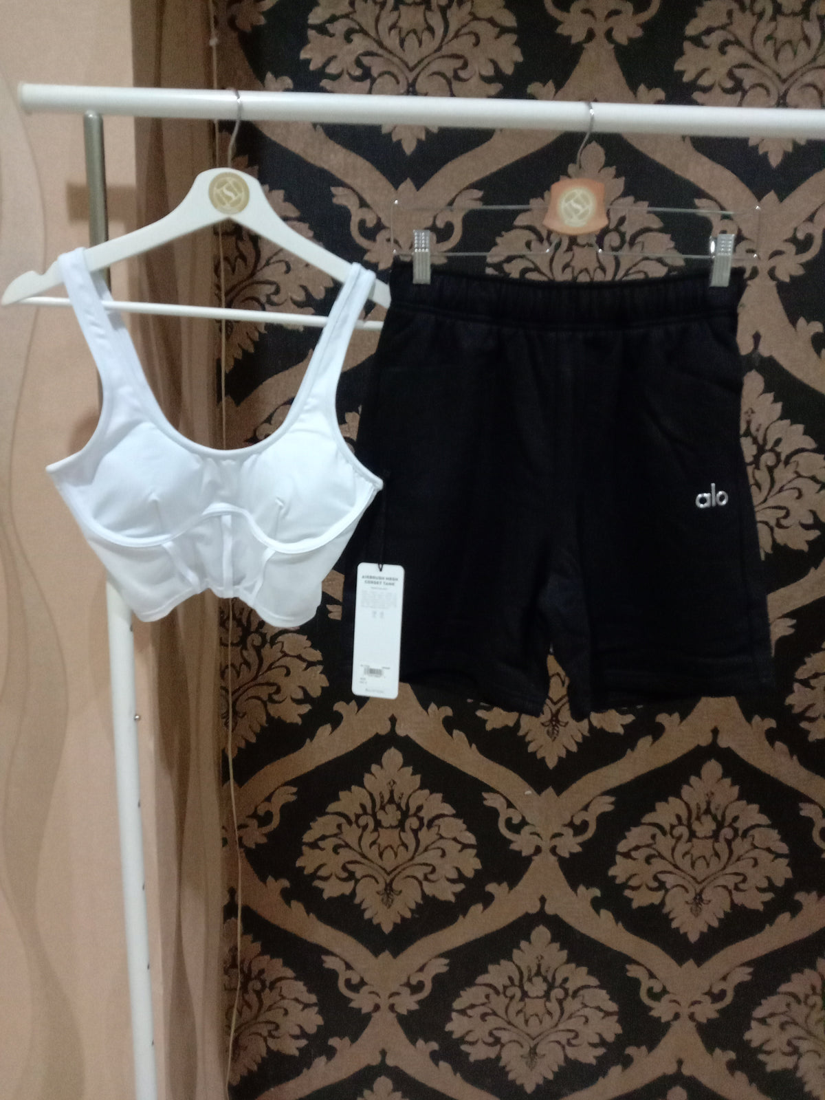 Alo Yoga XXS Accolade Keringat Pendek - Hitam