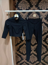 Alo Yoga XS Archer Dilengkapi Lengan Panjang - Hitam