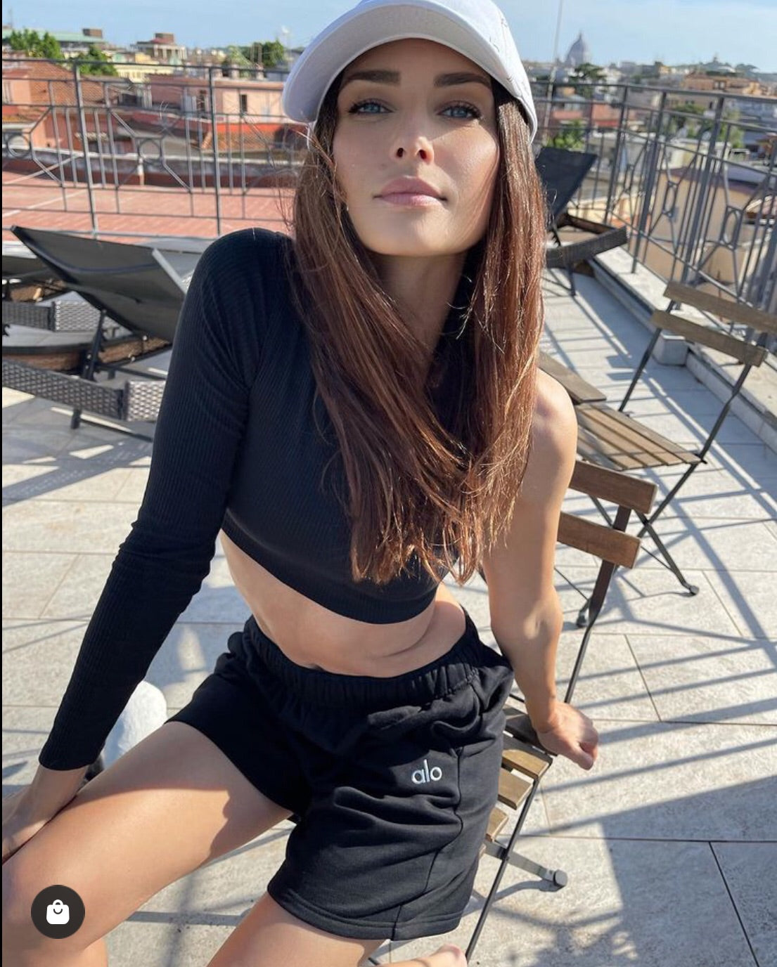 Alo Yoga XXS Accolade Keringat Pendek - Hitam