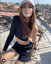 Alo Yoga XXS Accolade Keringat Pendek - Hitam